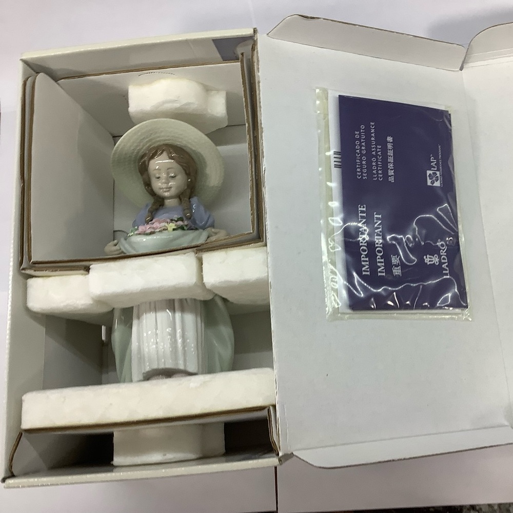 LLADRO Bountiful Blossom porcelain figurine - Picture 8 of 10